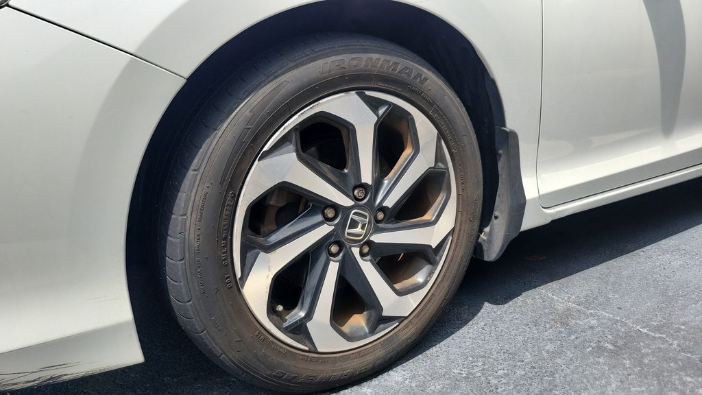 Used 2017  Honda EX image 4