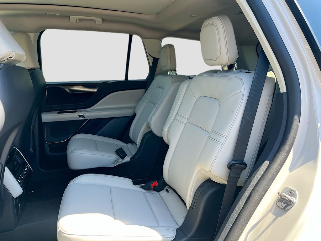 Used 2025 White Lincoln Premiere image 25