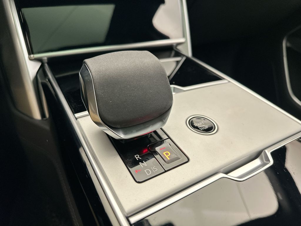 Thumbnail: 2025 Land Rover Range Rover - 11
