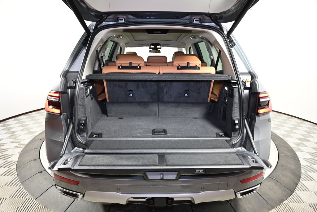 Thumbnail: 2026 BMW X7 - 11