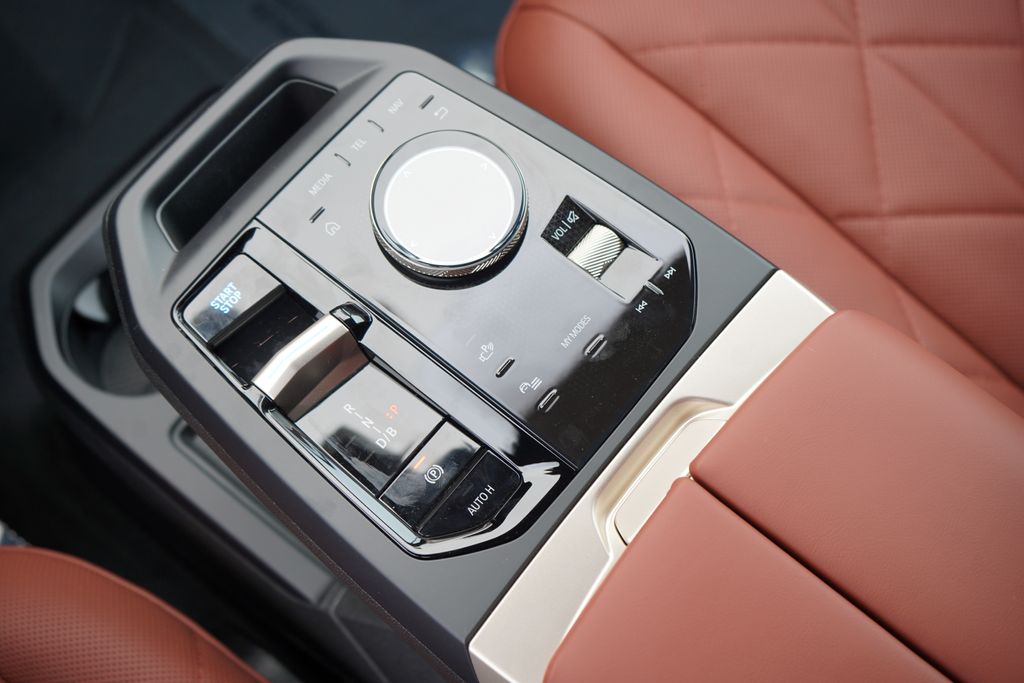 Thumbnail: 2026 BMW iX - 18