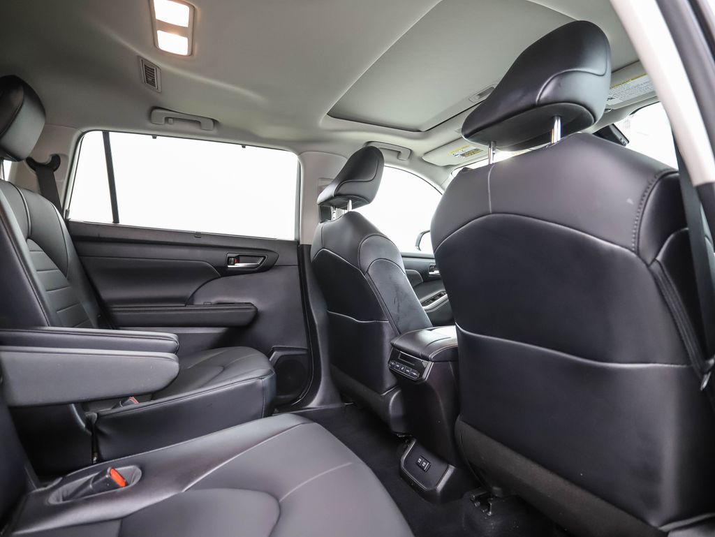 2021 Toyota Highlander XLE 25