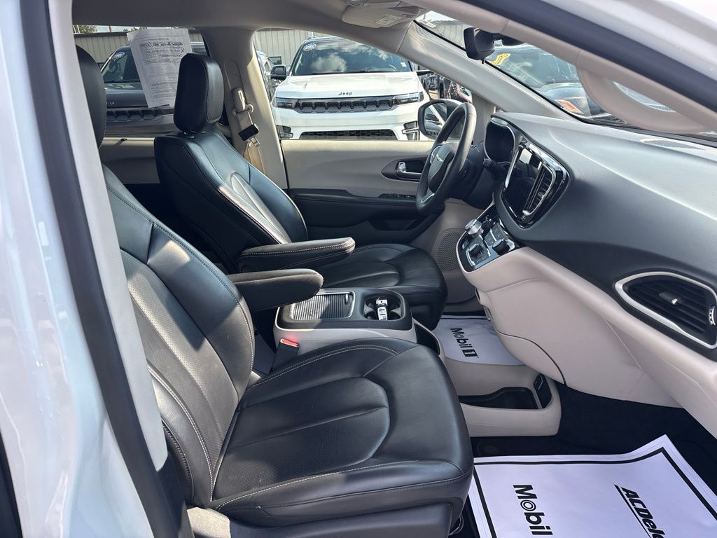 Used 2023 Chrysler Pacifica Van