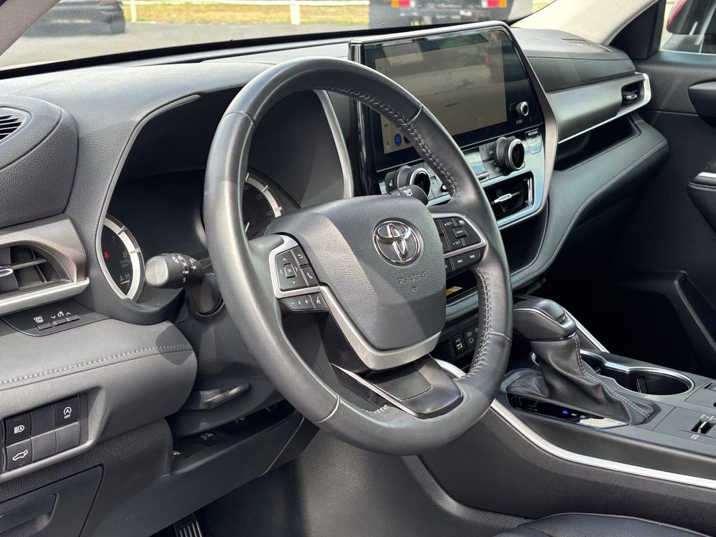 Used Car 2024 Toyota Highlander  Xle For Sale Under $50,000 In Austin, Texas