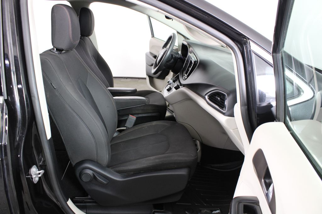 Used 2017 Chrysler Pacifica for sale in 