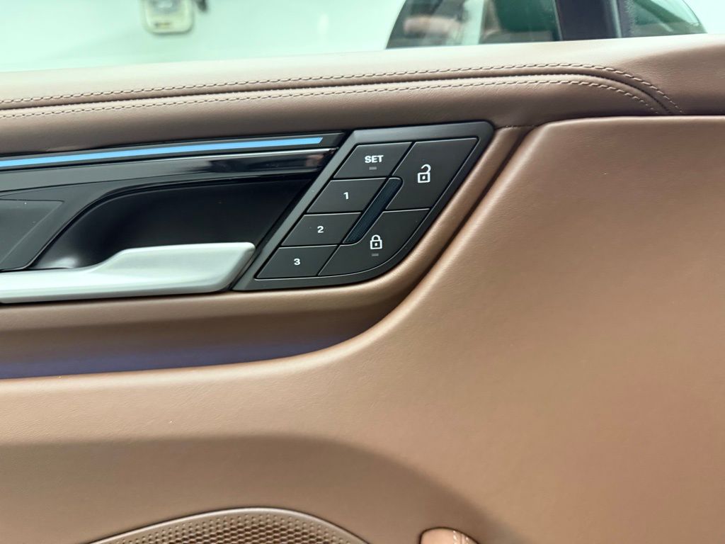 Thumbnail: 2026 Porsche Macan - 20