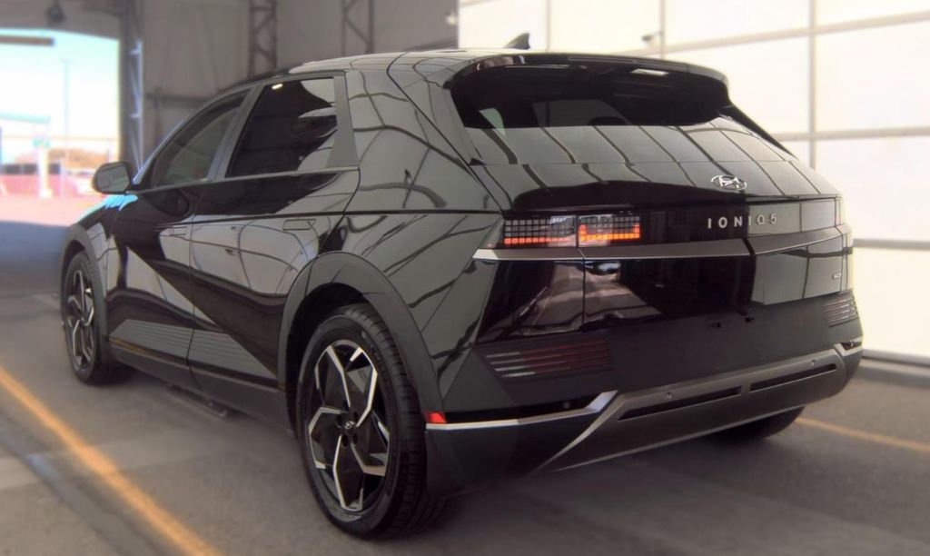 Used 2024 Black Hyundai SEL image 4