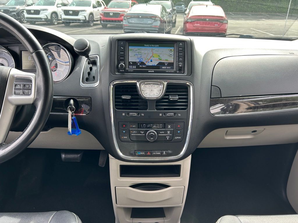 Thumbnail: 2016 Chrysler Town & Country - 14