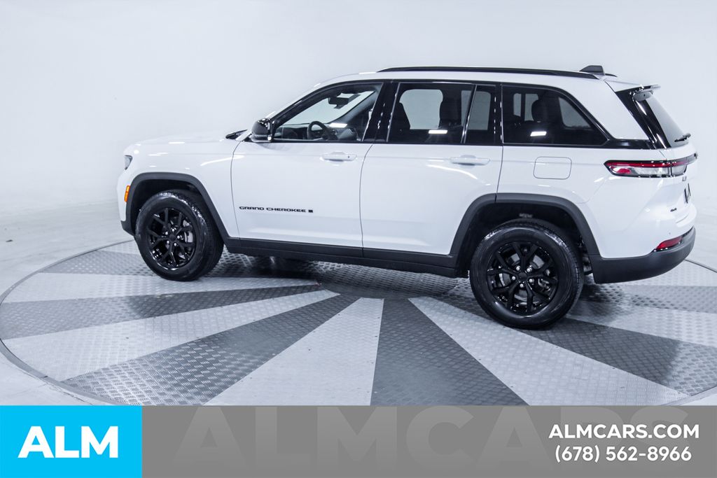 Used 2025 White/off-white Jeep Altitude image 5