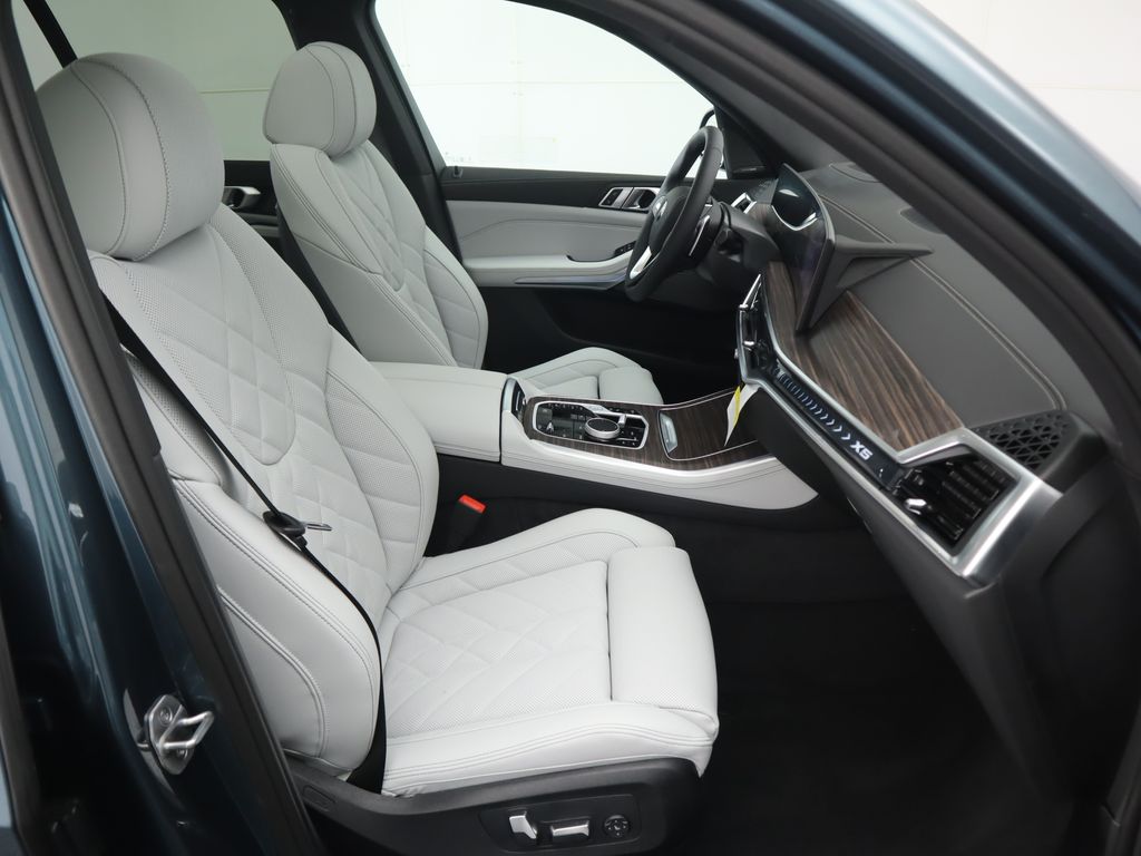 Thumbnail: 2026 BMW X5 - 21