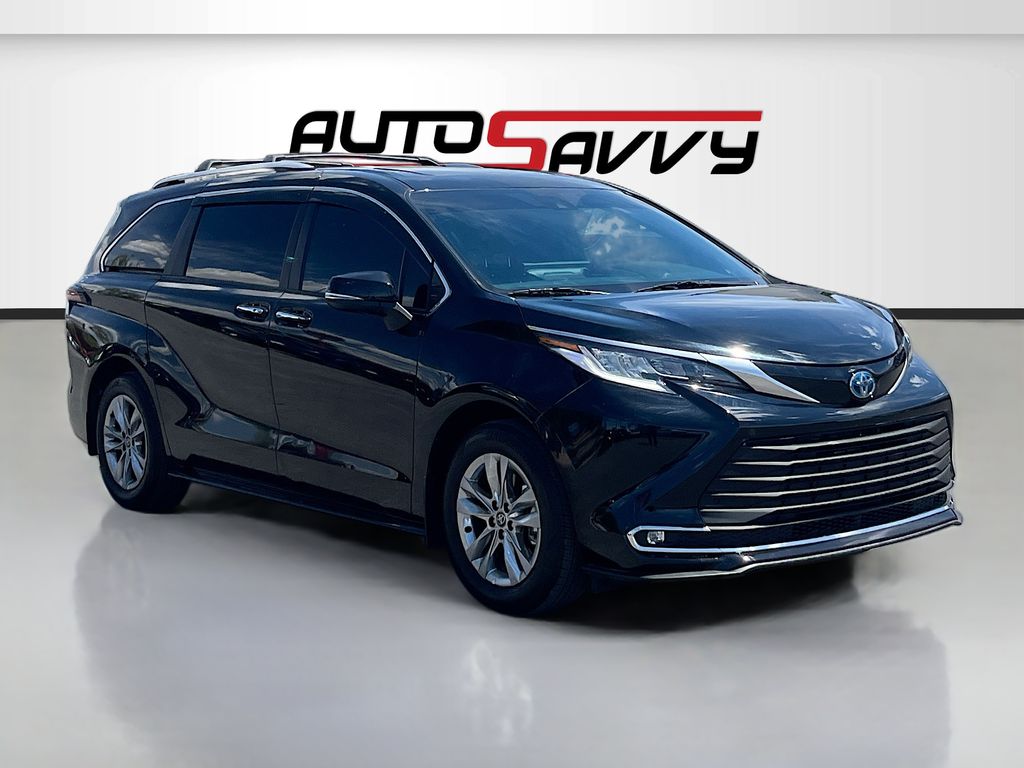 2025 Toyota Sienna Limited 7-Passenger Hybrid FWD's photo
