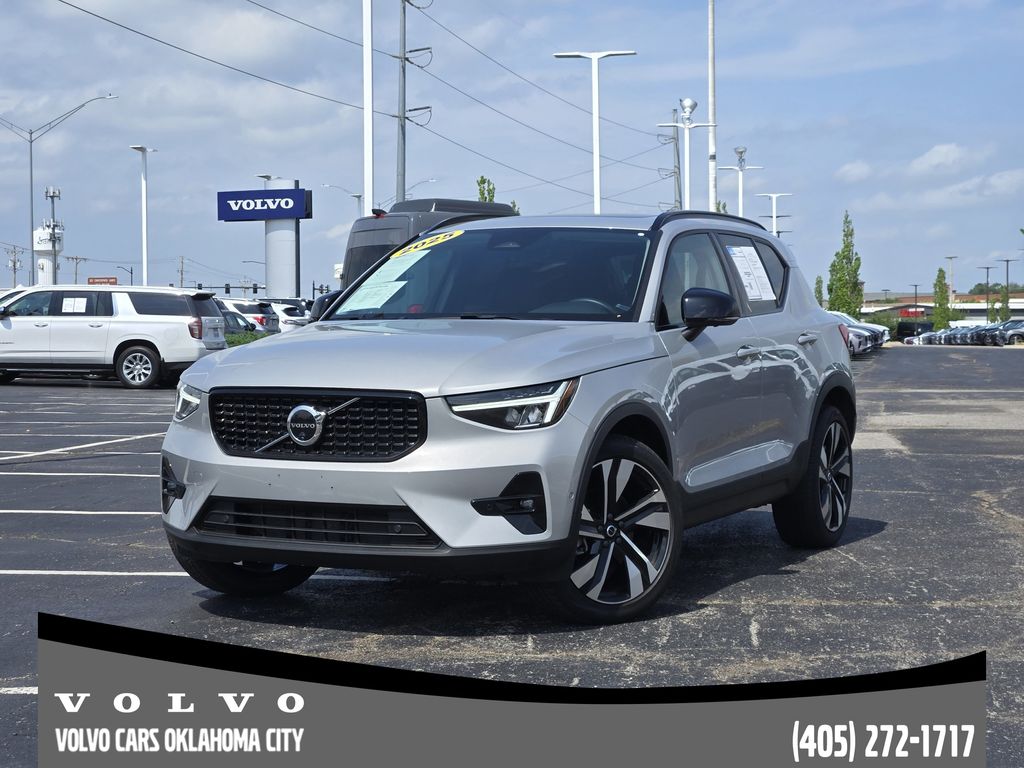 2025 Volvo XC40 B5 Plus Dark Theme