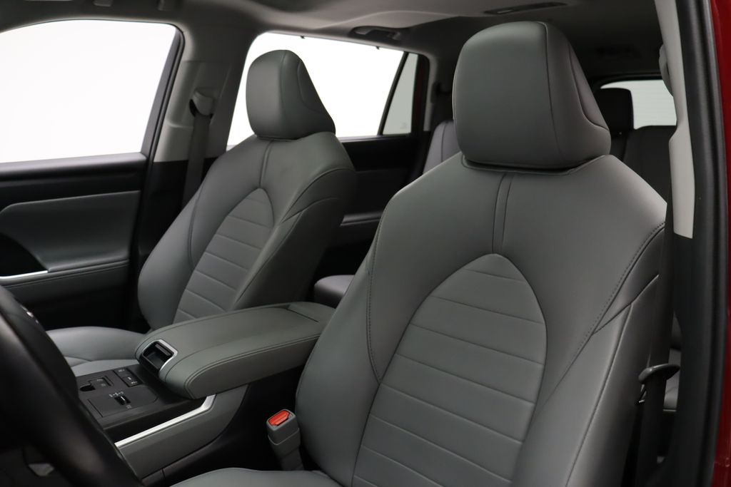 2021 Toyota Highlander XLE 13
