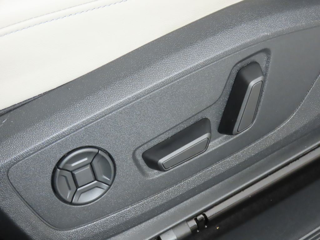 Thumbnail: 2025 Audi Q4 e-tron - 31