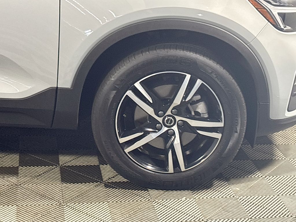 2025 Volvo XC40 B5 Core