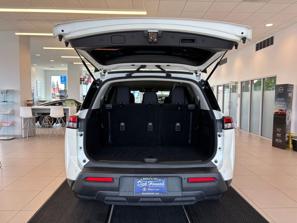 2024 Nissan Pathfinder SV