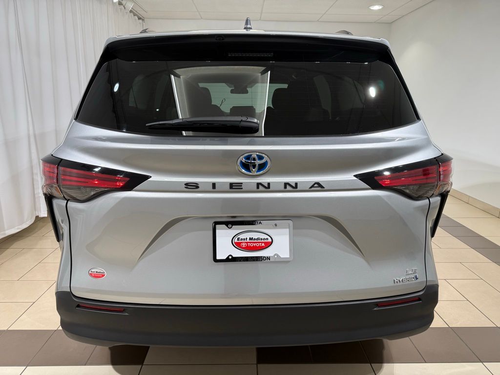 Thumbnail: 2022 Toyota Sienna - 4