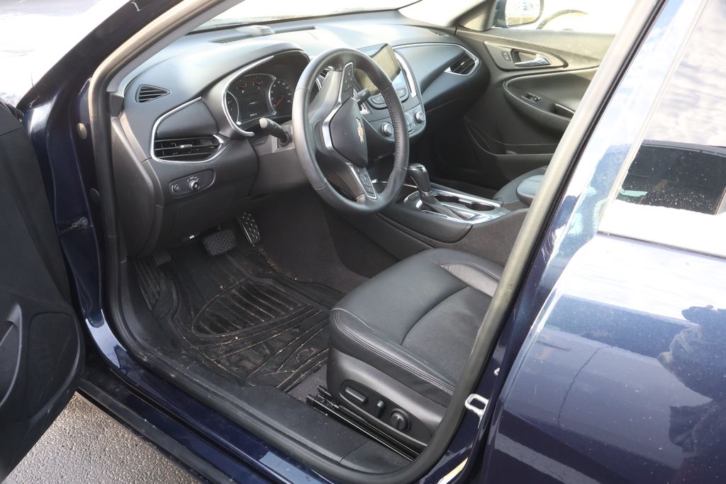 Thumbnail: 2017 Chevrolet Malibu - 11