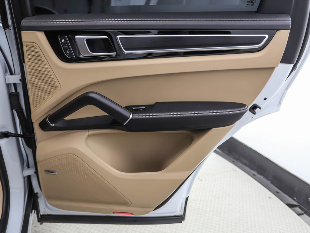 Thumbnail: 2022 Porsche Cayenne - 24