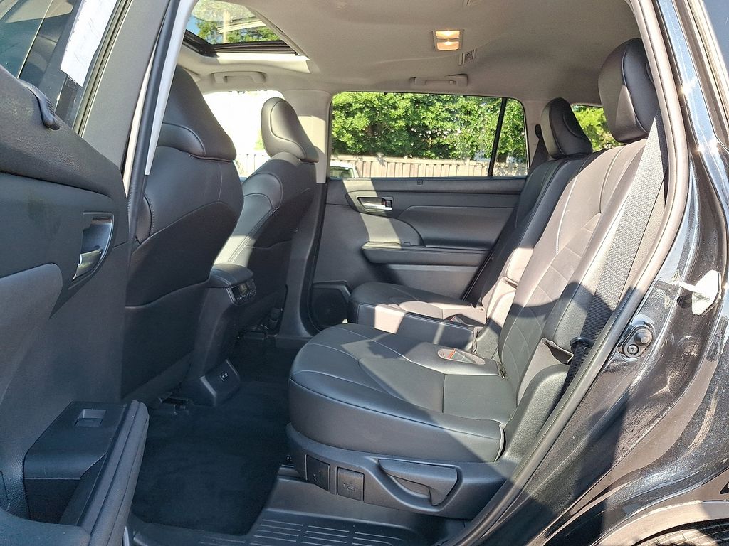 Thumbnail: 2021 Toyota Highlander - 10