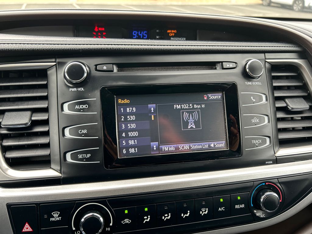 2017 Toyota Highlander LE 17
