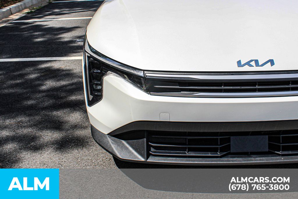 Used 2025 White Kia LXS image 12