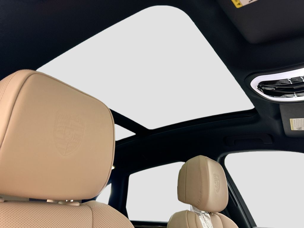 Thumbnail: 2026 Porsche Macan - 21