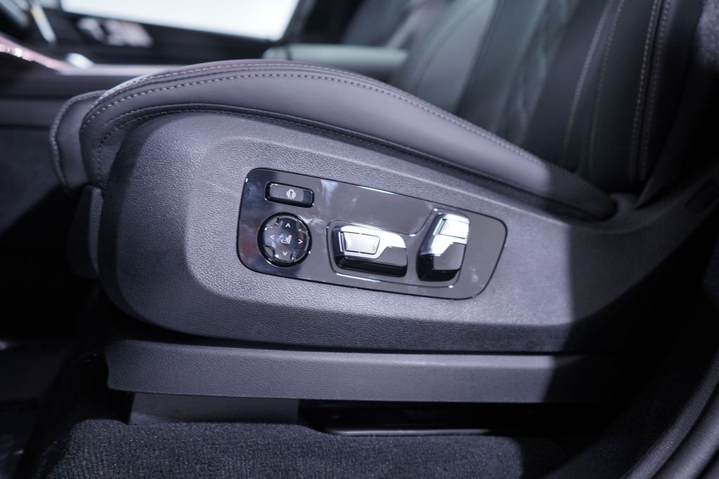Thumbnail: 2027 BMW X7 - 8