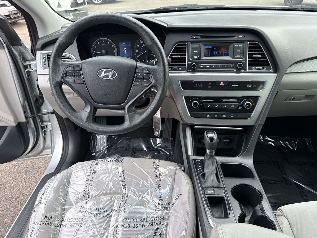 Used 2015 Silver Hyundai SE image 16