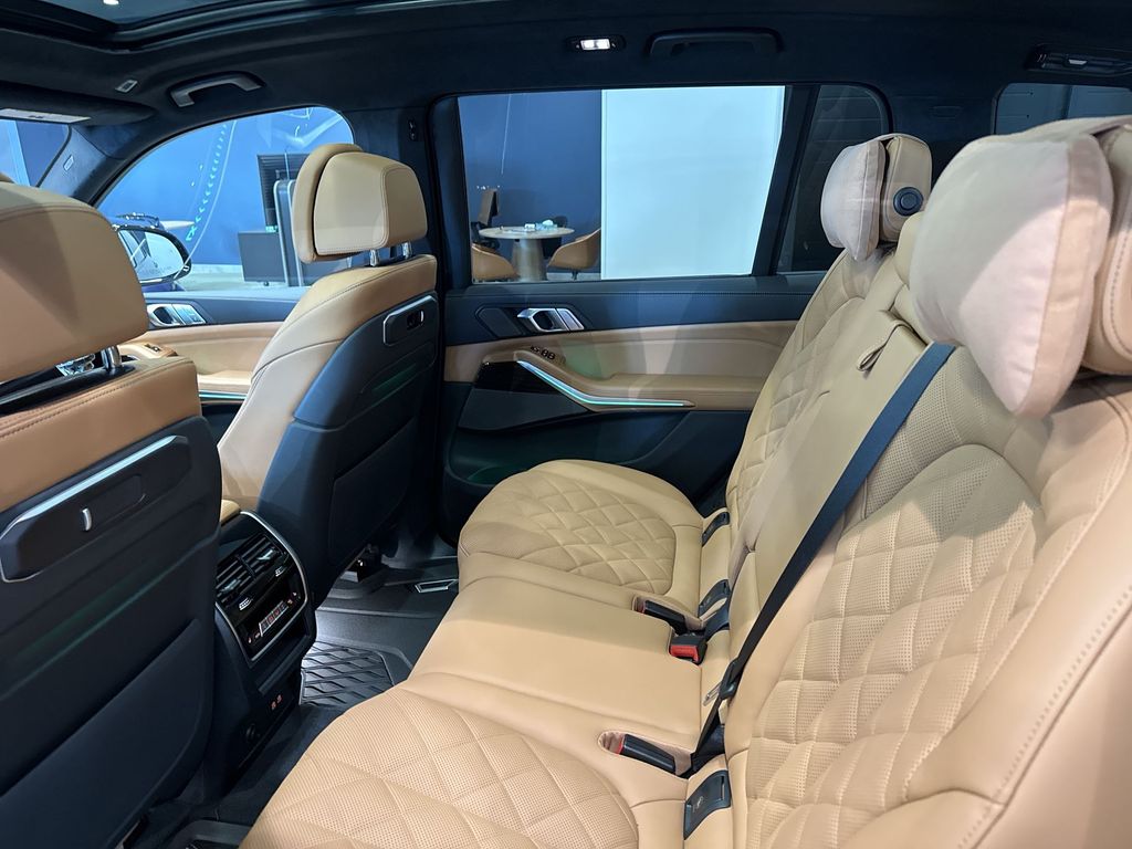 Thumbnail: 2027 BMW X7 - 15