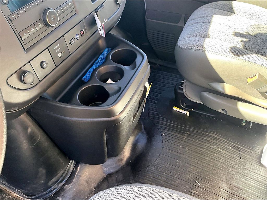 2025 Chevrolet Express 3500 — photo 14