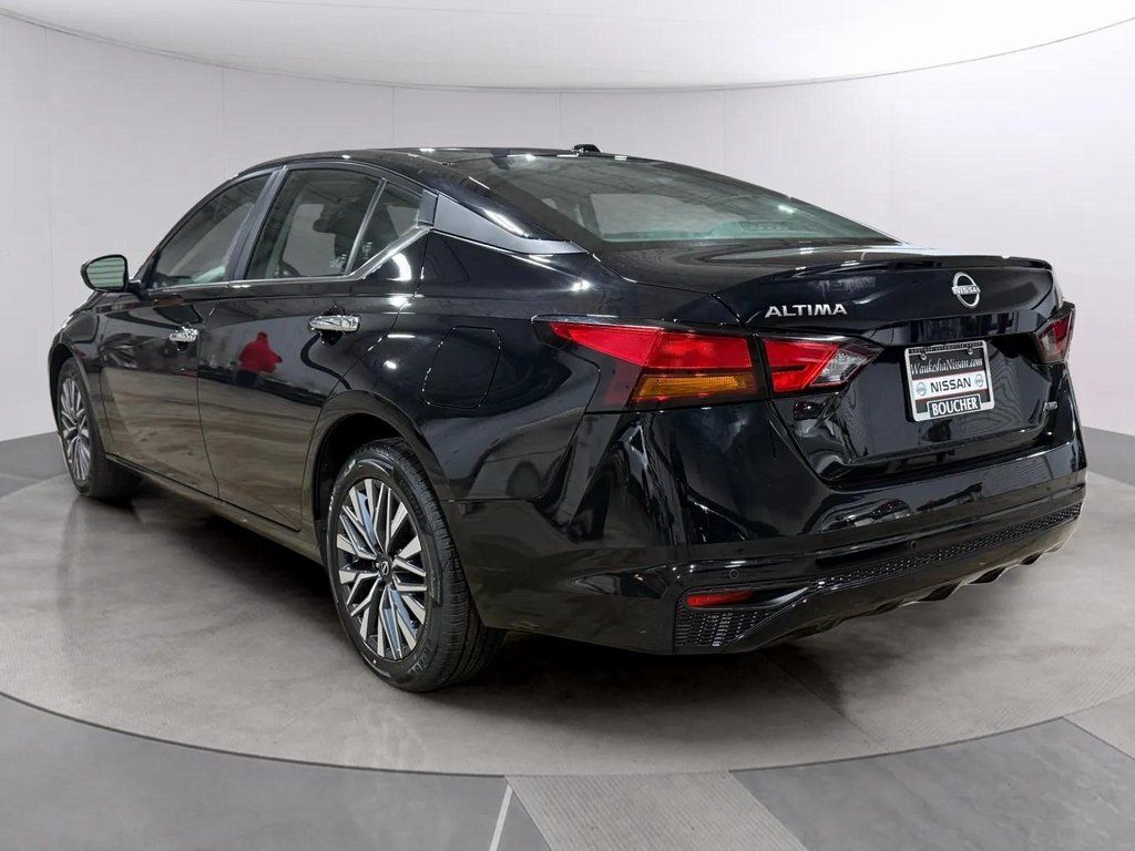 Certified Used 2025 Super Black Nissan 2.5 SV image 5