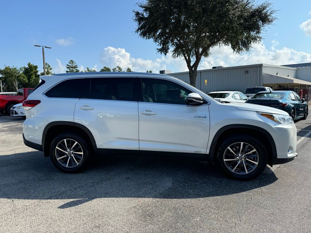 2019 Toyota Highlander Hybrid XLE 9