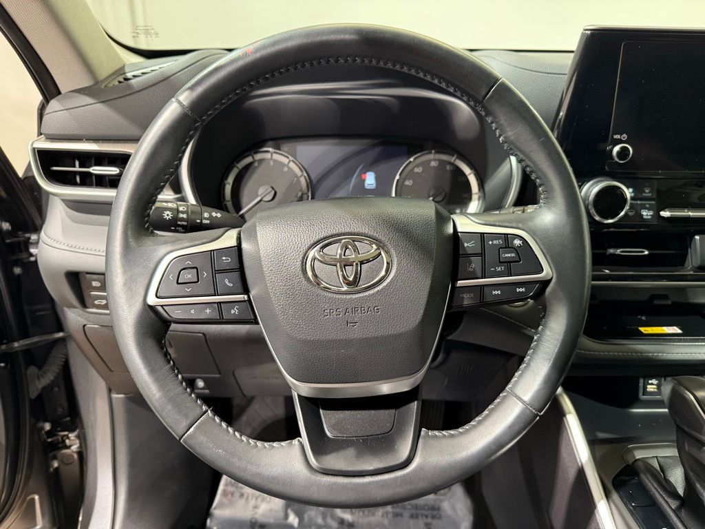 Thumbnail: 2023 Toyota Highlander - 25