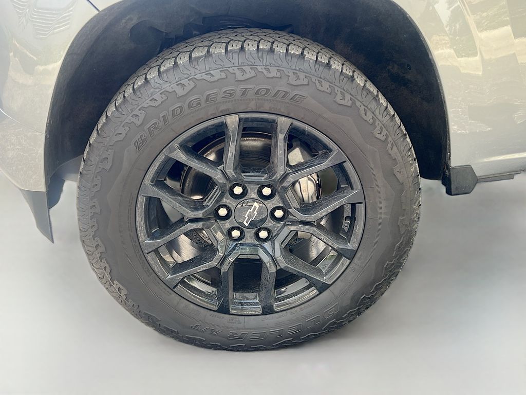 Used 2024 Gray Chevrolet Z71 image 31