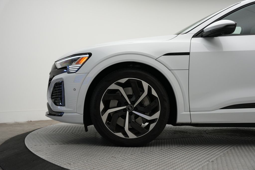 Thumbnail: 2024 Audi Q8 e-tron - 2