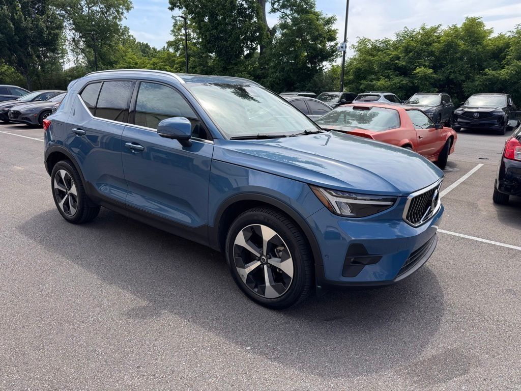 2023 Volvo XC40 B5 Plus Bright Theme AWD