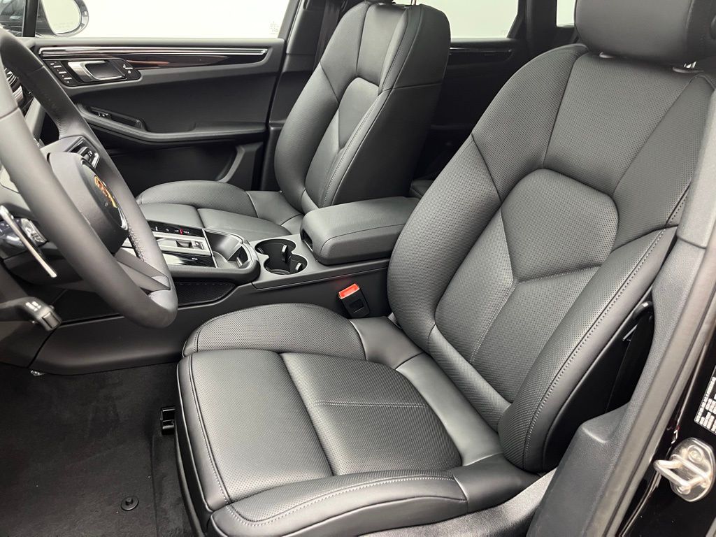Thumbnail: 2026 Porsche Macan - 5
