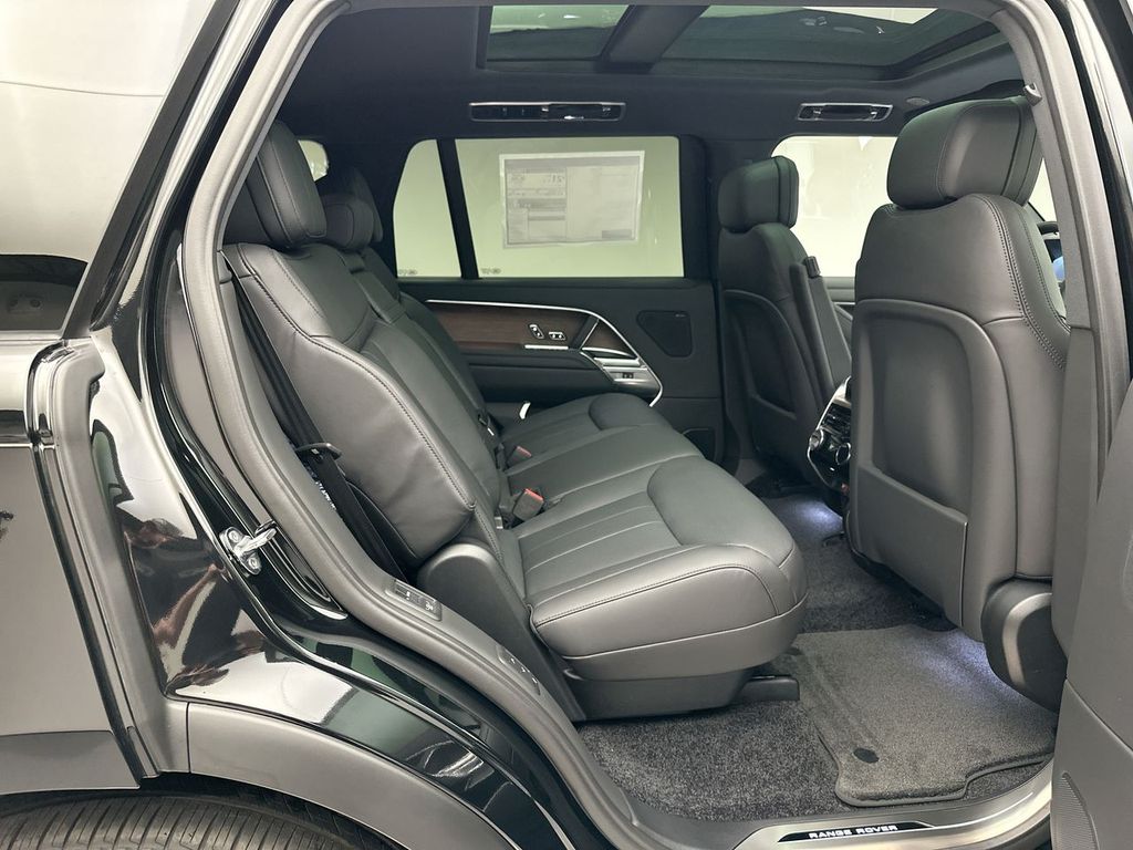 2025 Land Rover Range Rover SE 7