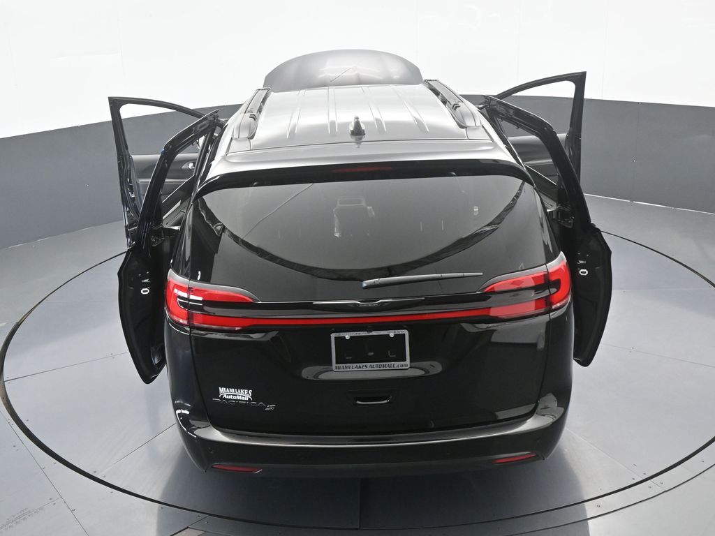 New 2026 Diamond Black Crystal Pearlcoat Chrysler Select image 70