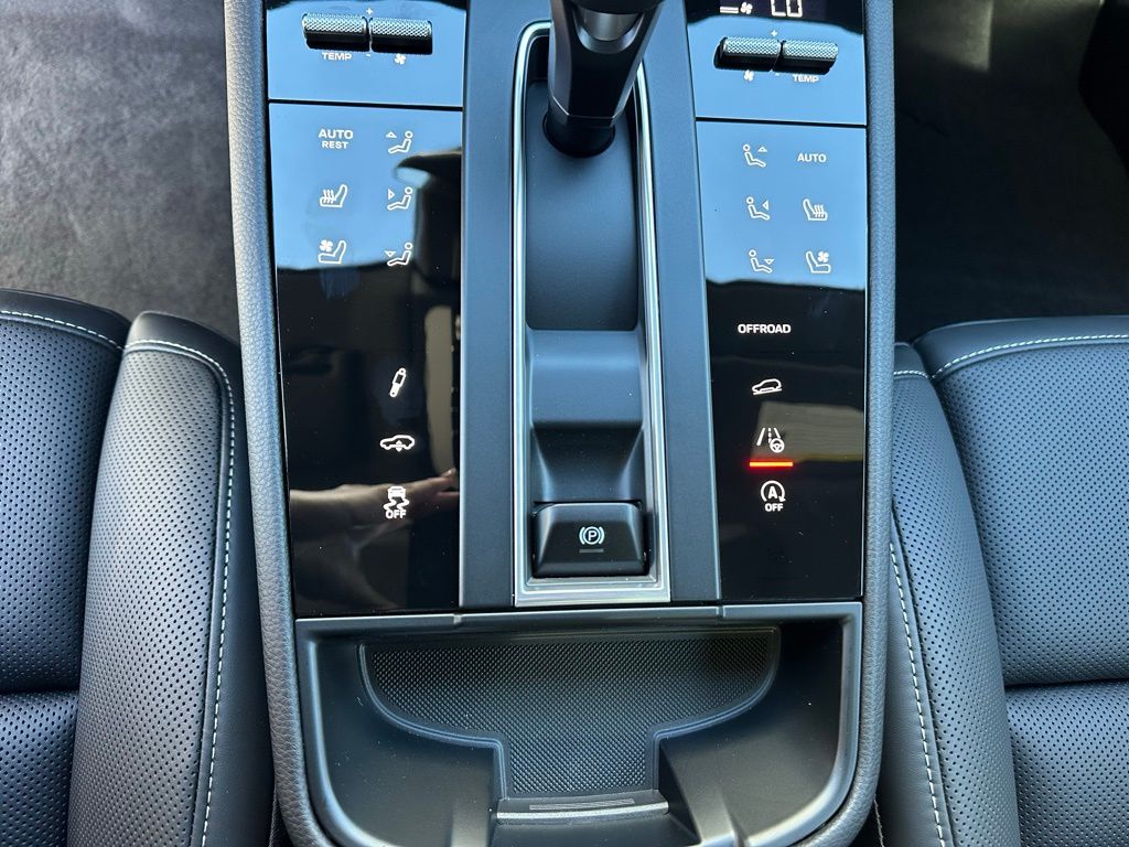 Thumbnail: 2026 Porsche Macan - 27