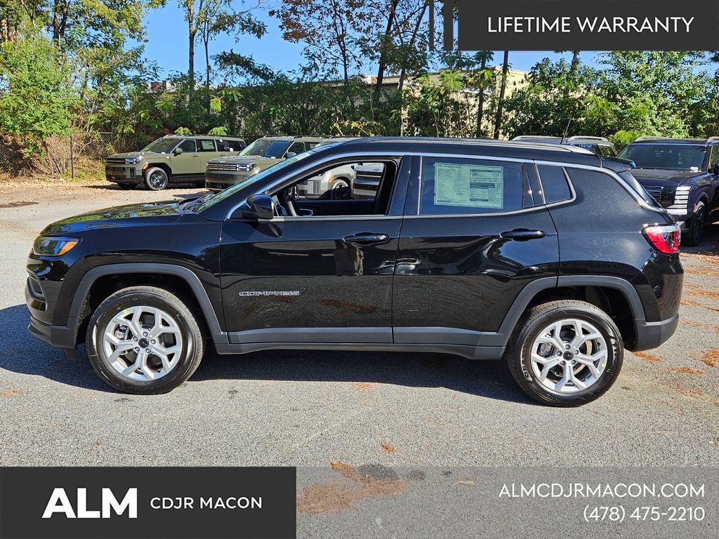 New 2026 Diamond Black Crystal Pearlcoat Jeep Latitude image 5