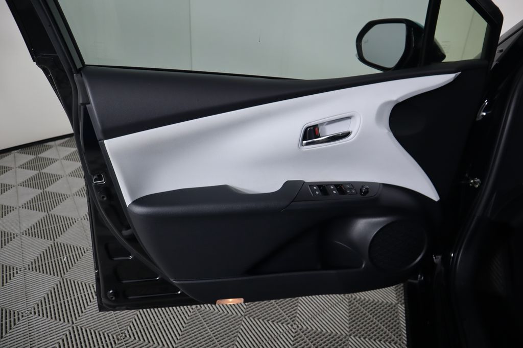 2016 Toyota Prius Four 24