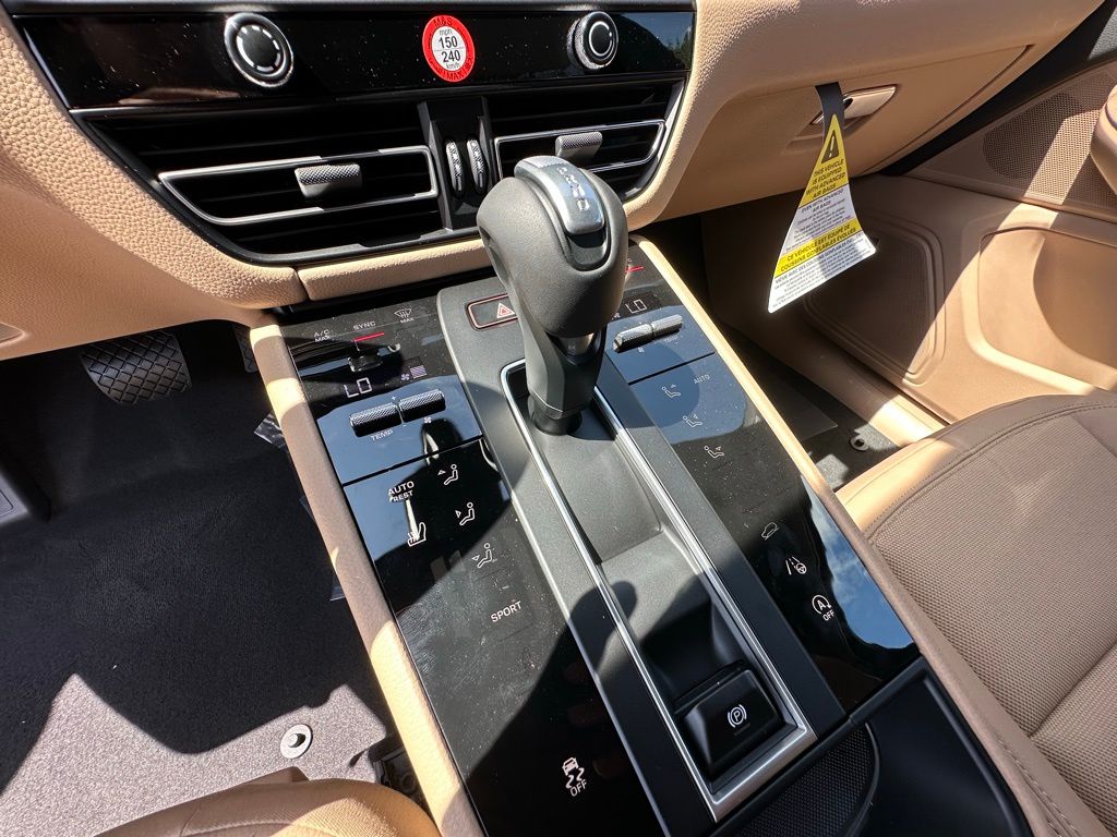 2025 Porsche Macan  23