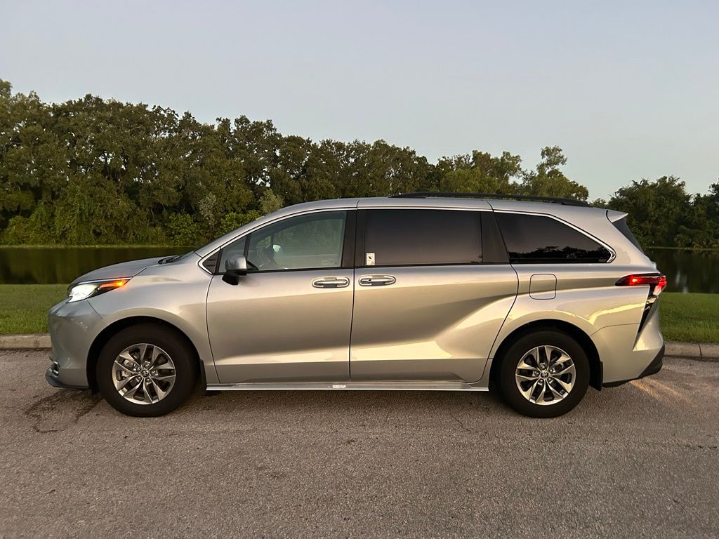 Thumbnail: 2024 Toyota Sienna - 2