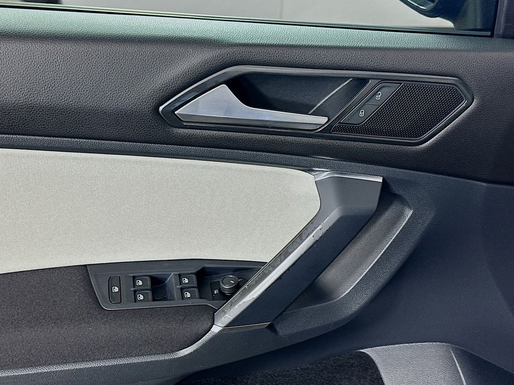 Thumbnail: 2018 Volkswagen Tiguan - 17