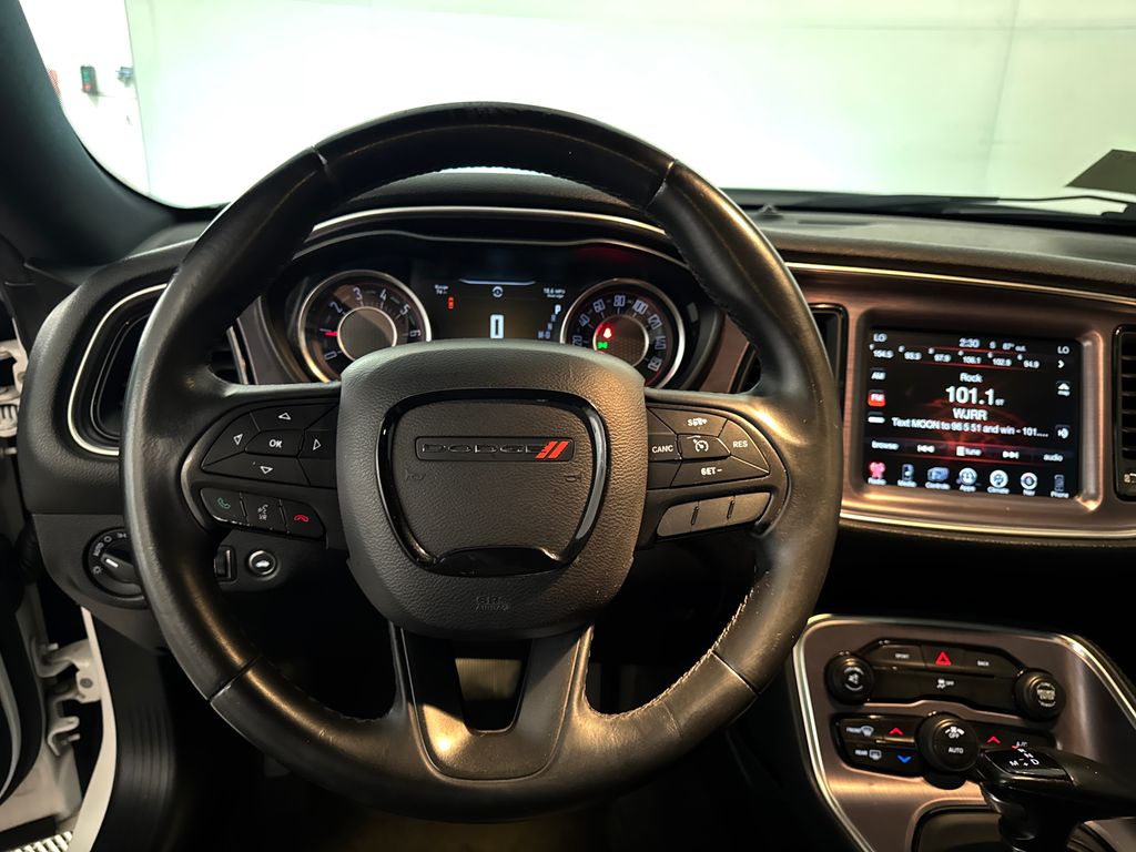 Used 2016 White Dodge SXT image 7