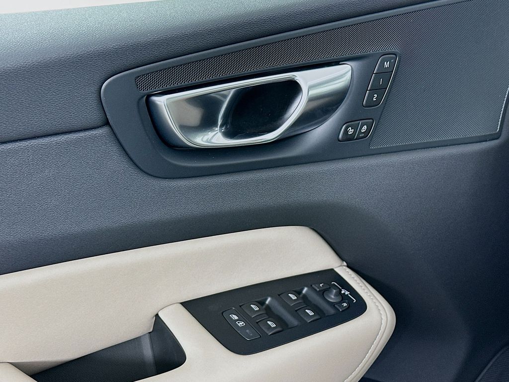 2026 Volvo XC60 Plus - Photo 20
