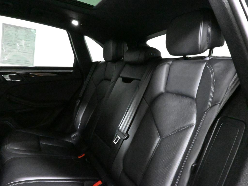 2022 Porsche Macan  17