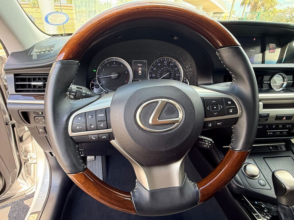 Thumbnail: 2018 Lexus ES - 31